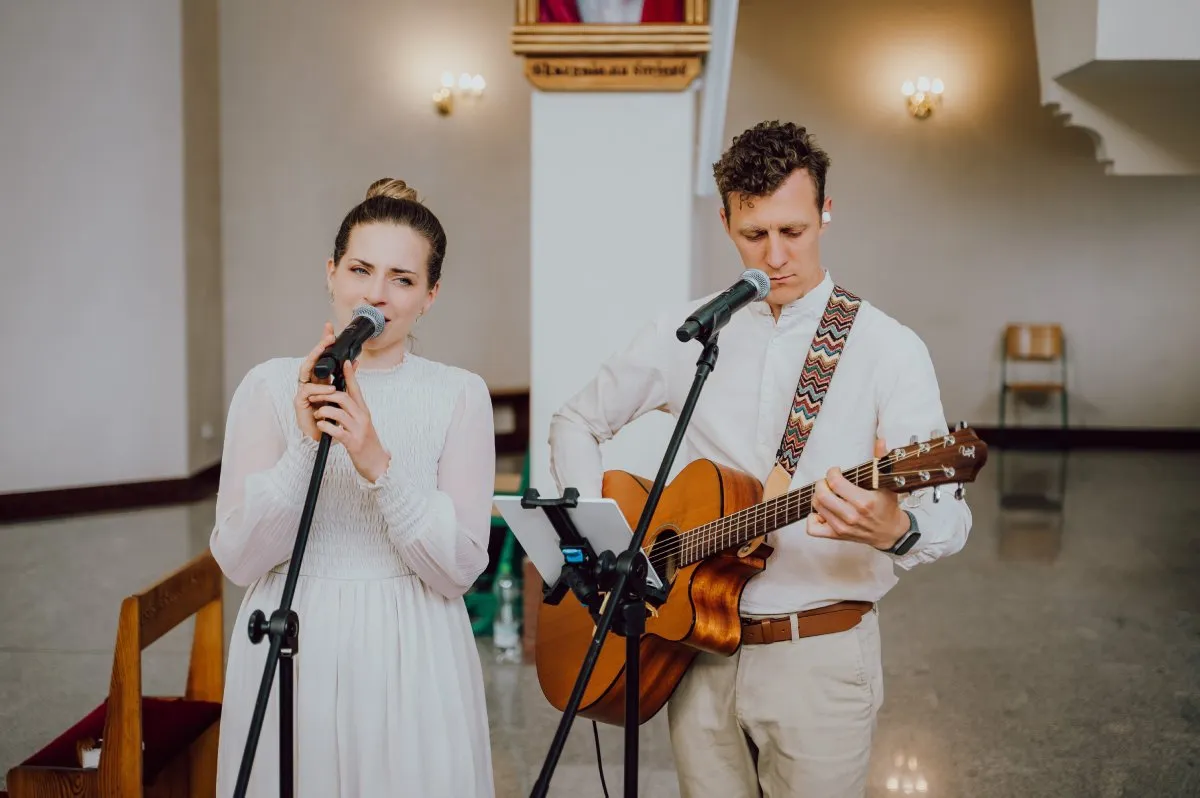 Małżeński duet akustyczny Golden Harmony podczas ślubu kościelnego
