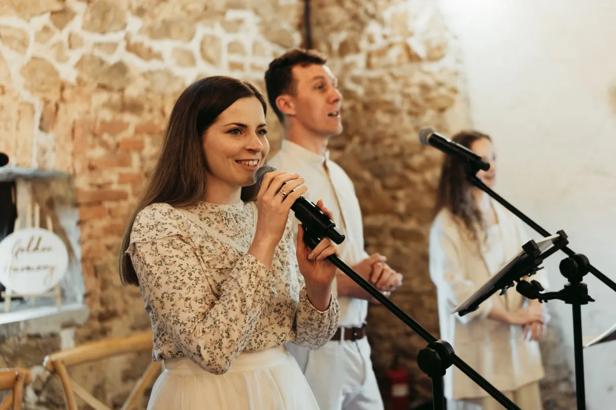 Kameralna oprawa muzyczna podczas eleganckiej uroczystości rodzinnej