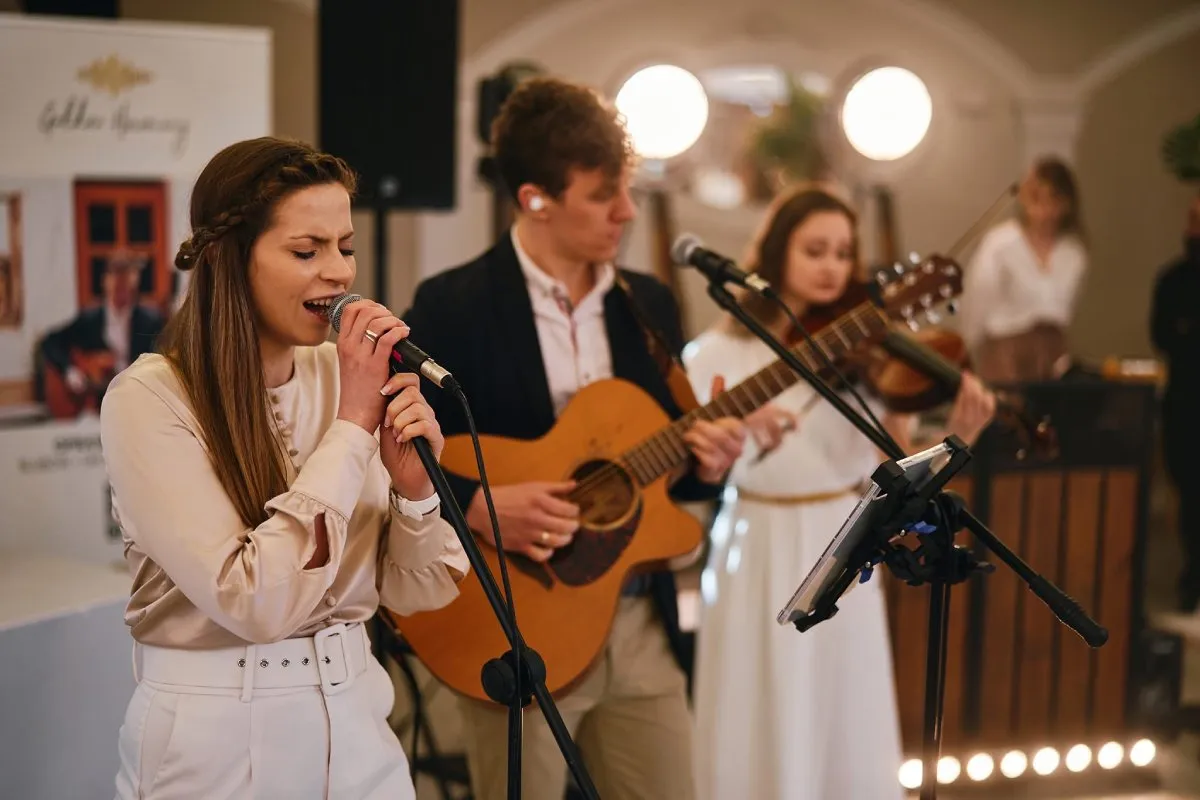 Występ muzyczny na żywo na eleganckim bankiecie firmowym